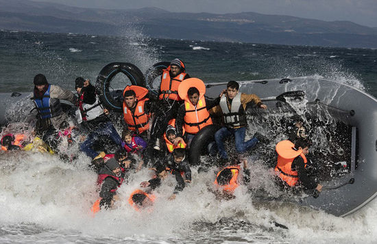 Amerikaanse cruiseschepen kwamen in botsing en zonk in het water. Vier vermiste toeristen droegen geen reddingsvesten.